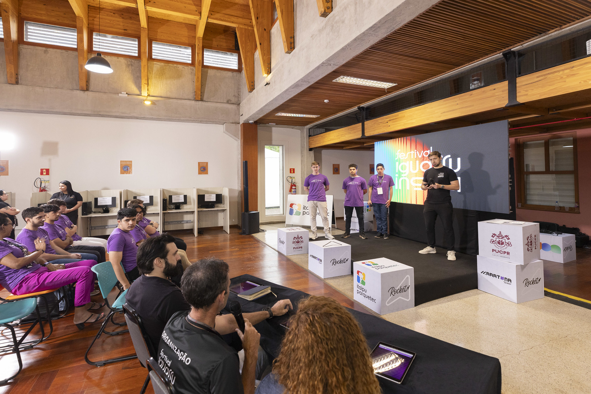Estandes e Networking na Vila de Negócios